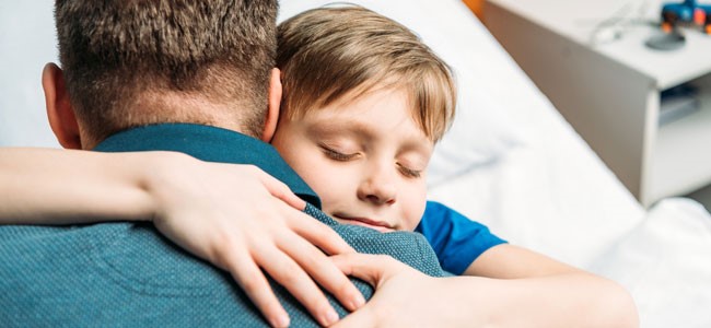 Abrazo de padre a hijo.