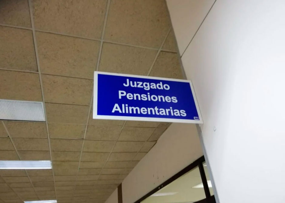 Rótulo azul juzgado pensiones alimentarias